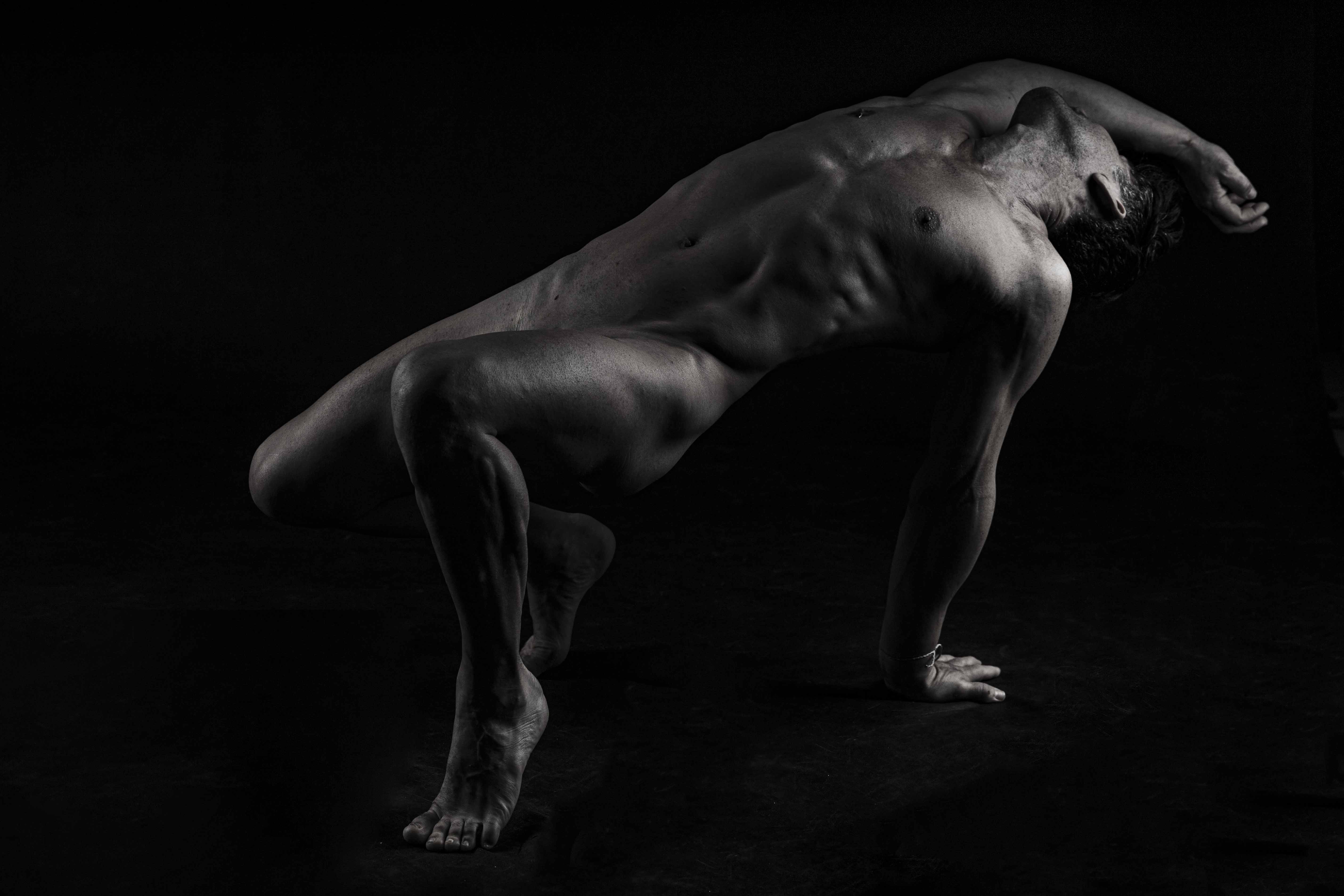 Zmysłowa sylwetka mężczyzny – fotografia