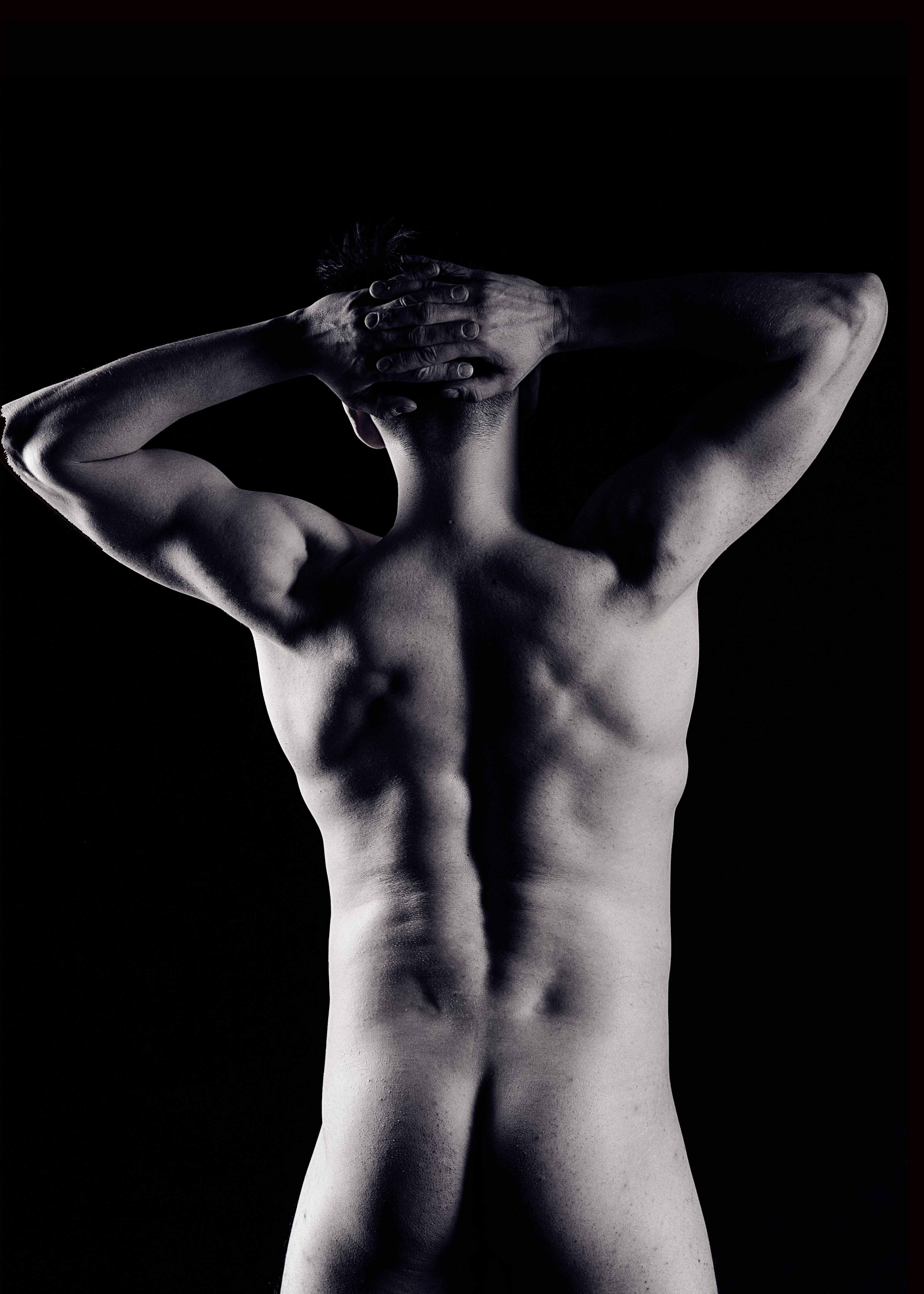 Minimalistyczne ujęcie aktu męskiego