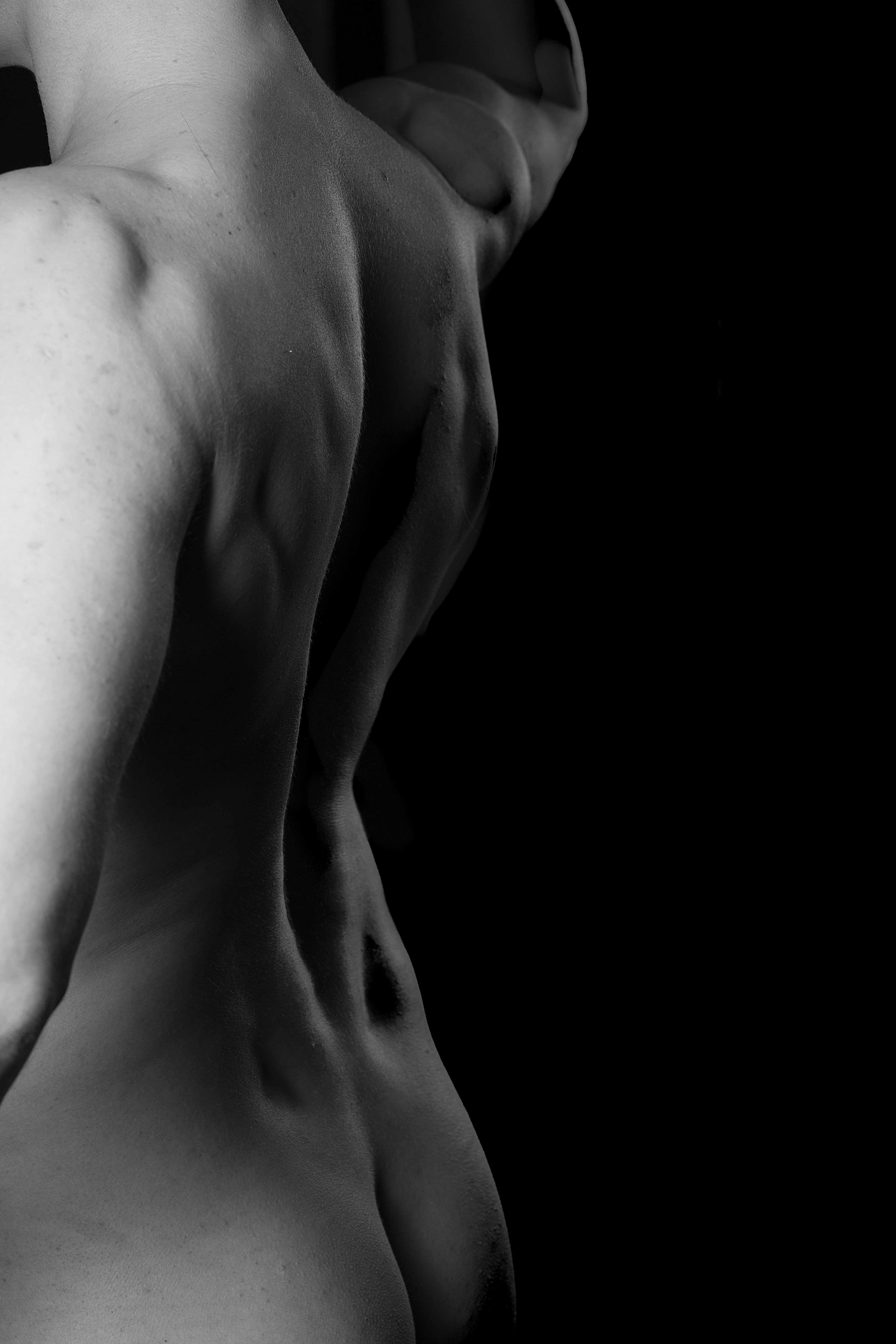 Czarno-biała fotografia aktu mężczyzny